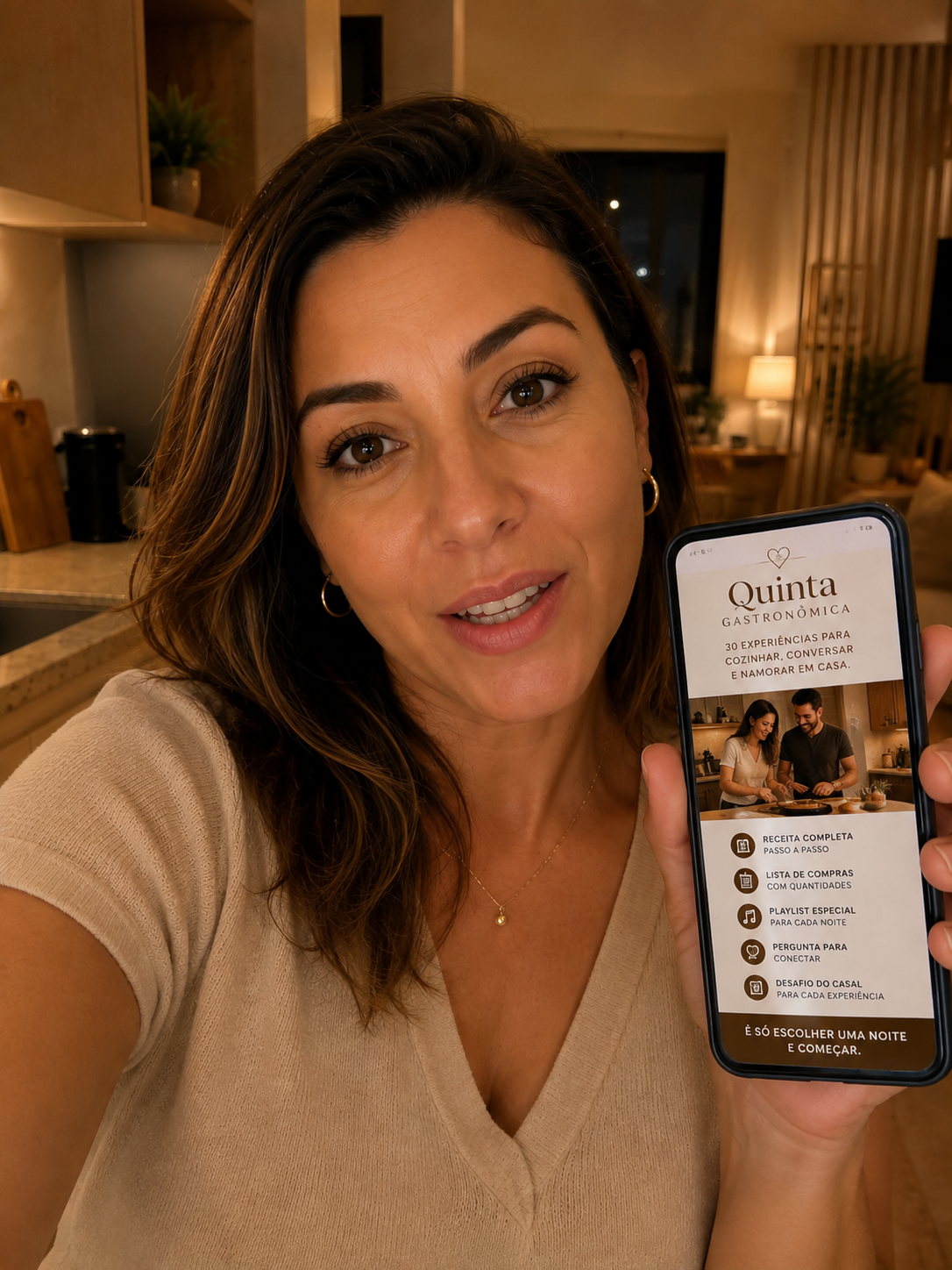 Mulher apresentando uma experiência gastronômica no celular